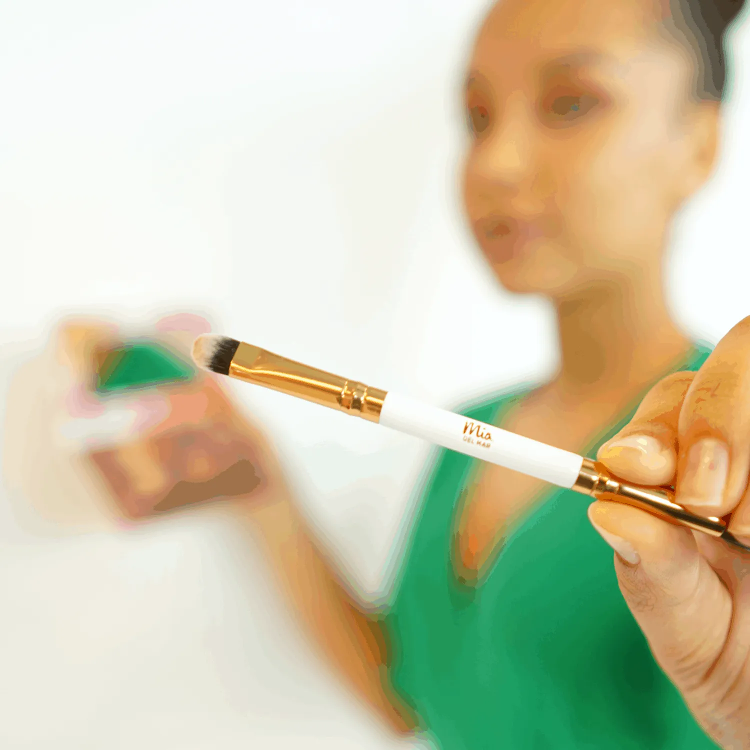 Novelera Eyeshadow Palette   Dual Ended Brush
